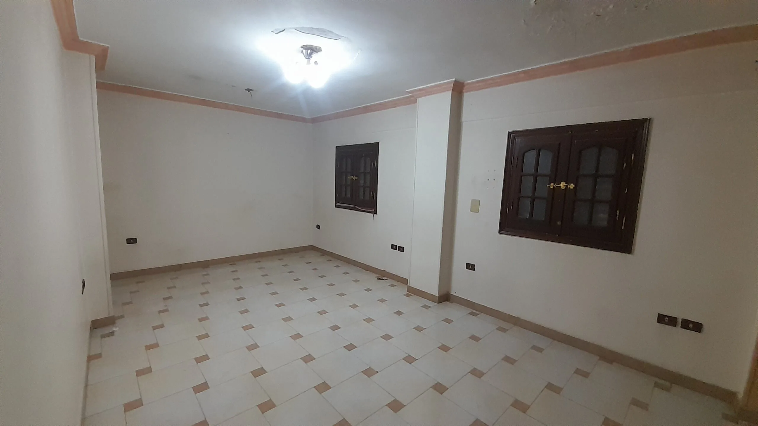 شقة للإيجار بدون فرش في المهندسين 110م بسعر ممتاز .