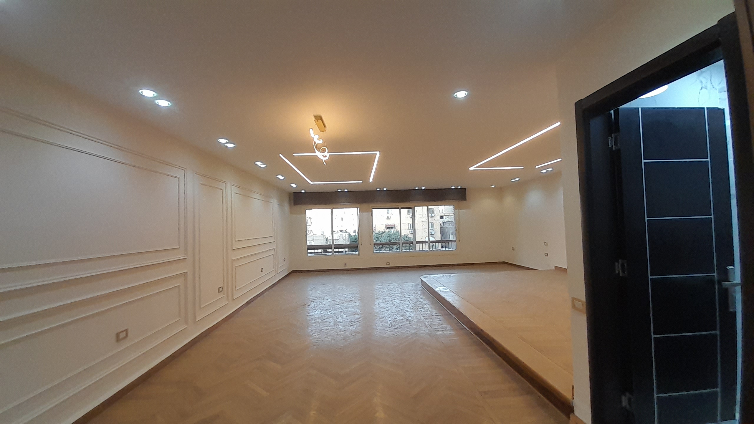شقة للبيع في المهندسين في شارع عبد المنعم رياض الرئيسي 270م .