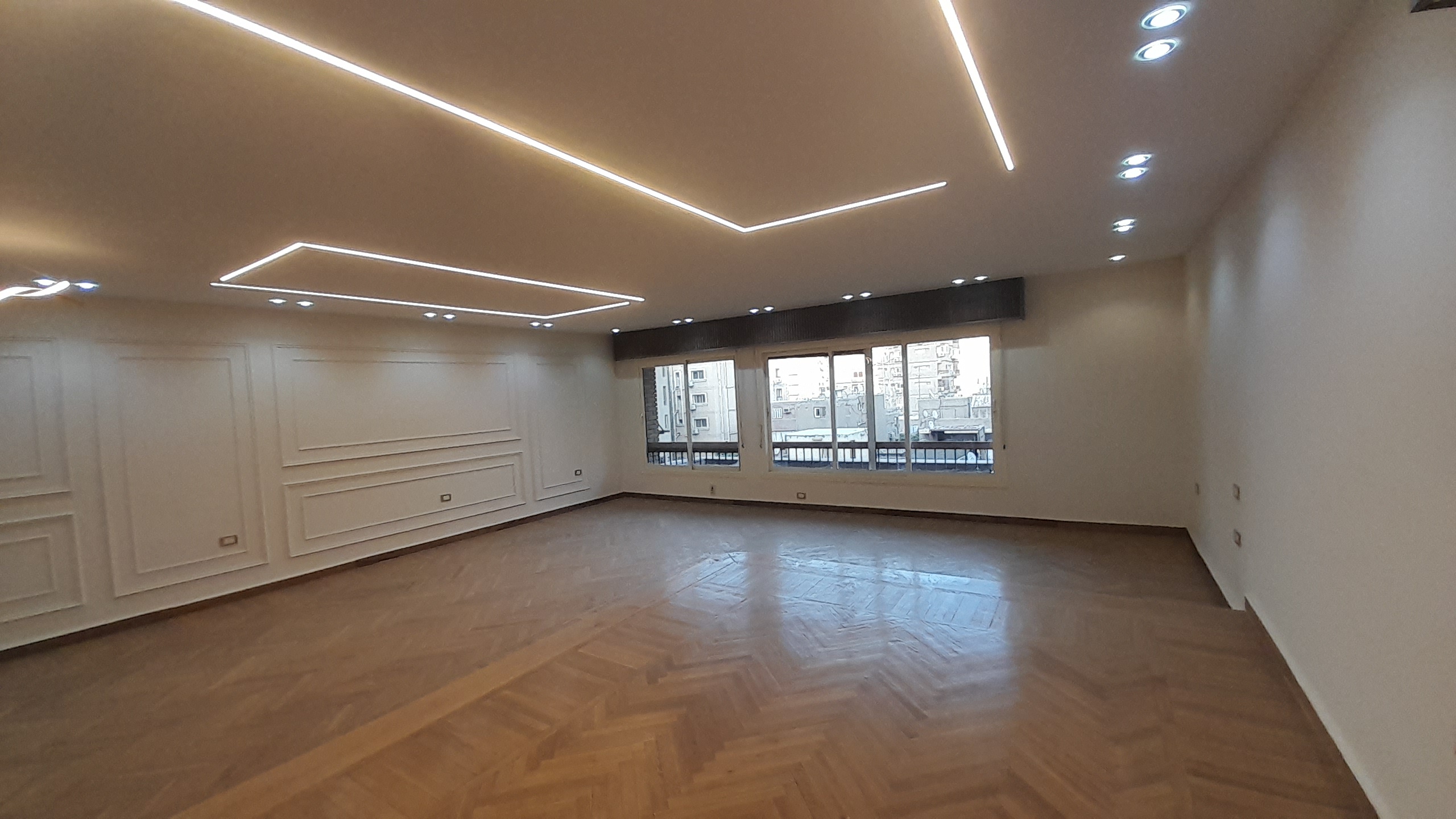 شقة للبيع في المهندسين في شارع عبد المنعم رياض الرئيسي 270م .