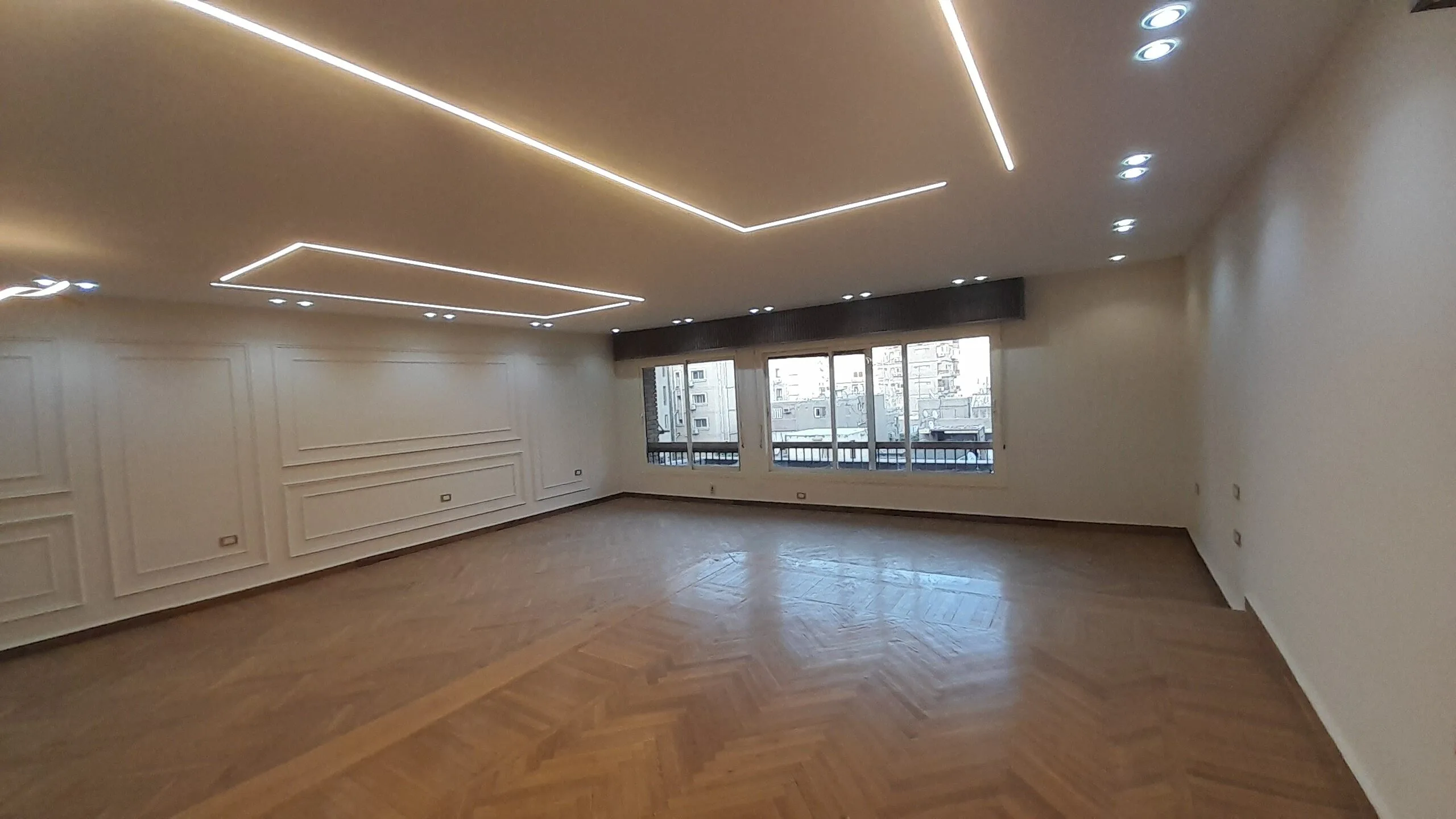 شقة للبيع في المهندسين في شارع عبد المنعم رياض الرئيسي 270م .
