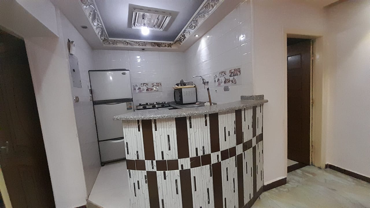 شقة مفروشة للإيجار في المهندسين 100م خطوات من شارع البطل أحمد عبد العزيز الرئيسي .