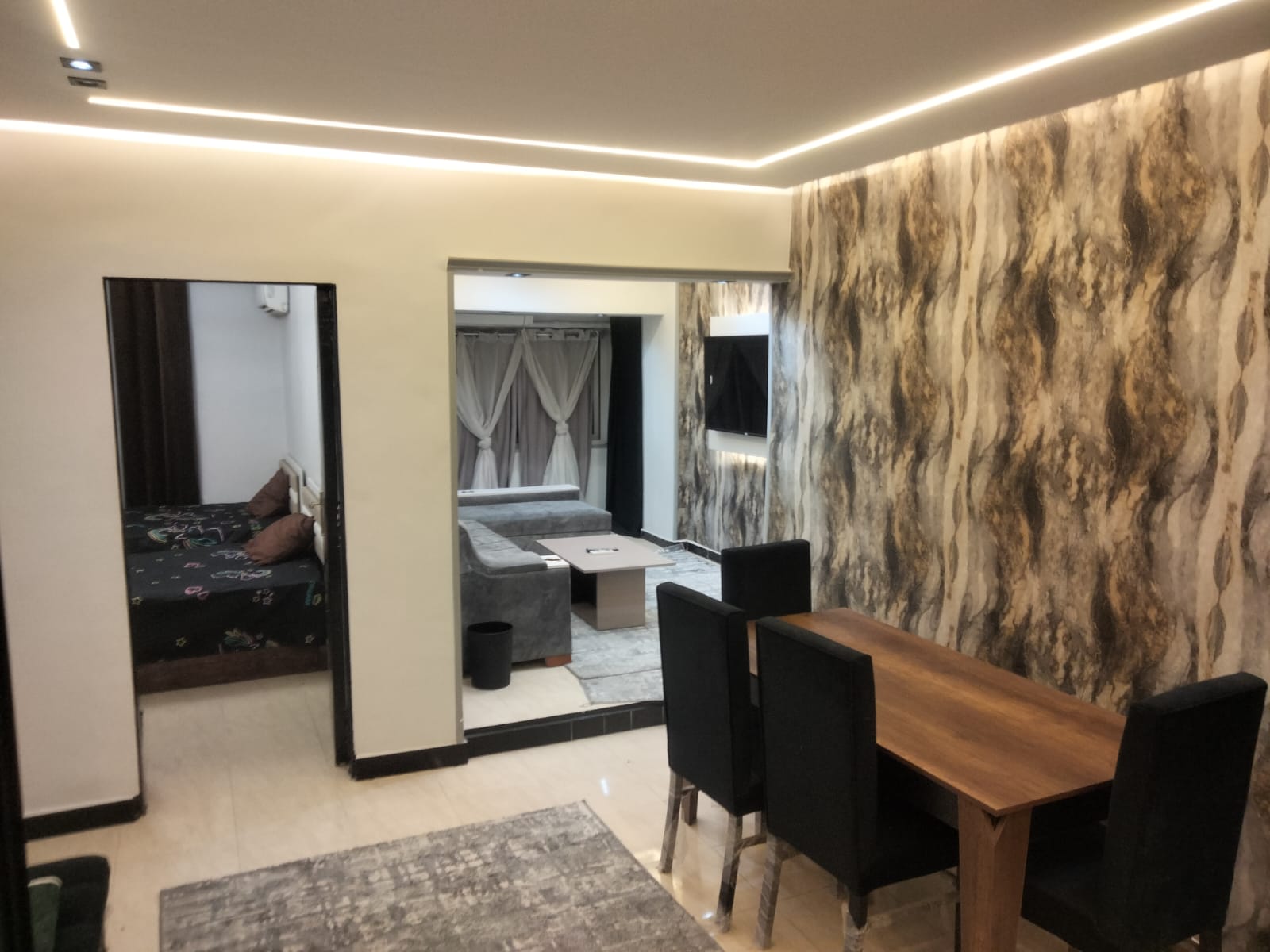شقة مفروشة للإيجار في المهندسين 100م شارع شهاب الرئيسي ( فرش جديد ) .