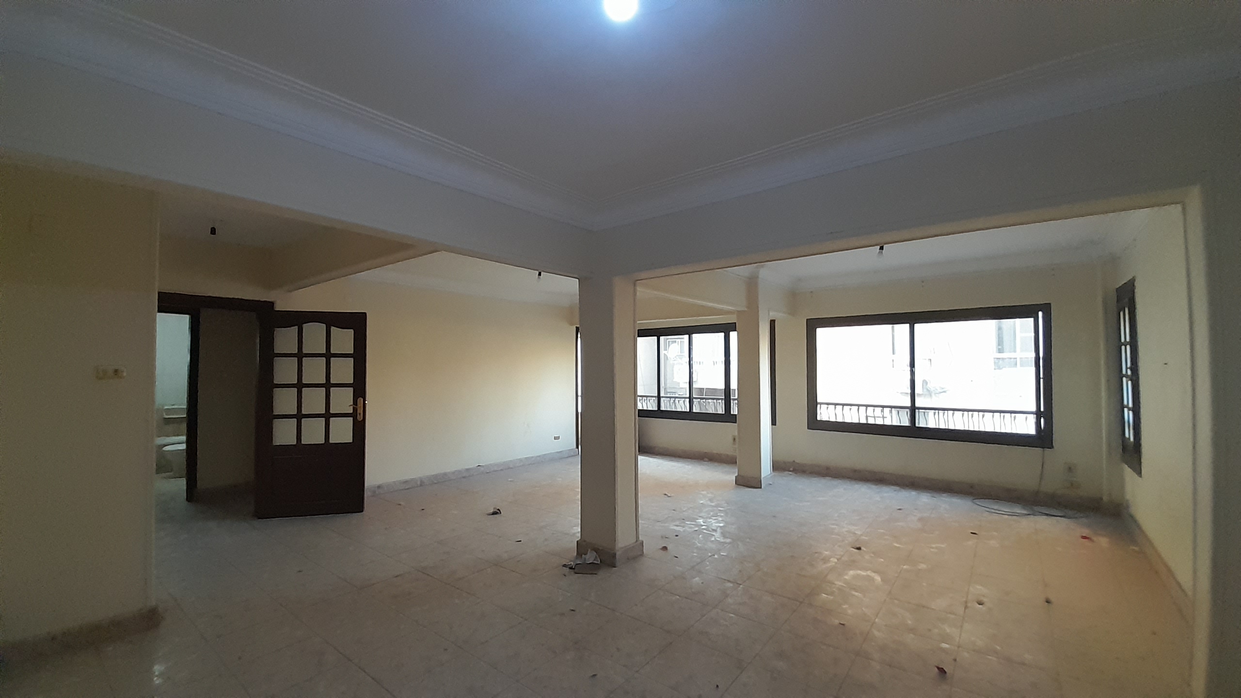 مكتب بدون فرش للإيجار في المهندسين 120م في شارع جامعة الدول الرئيسي ( بدون مصعد ) .