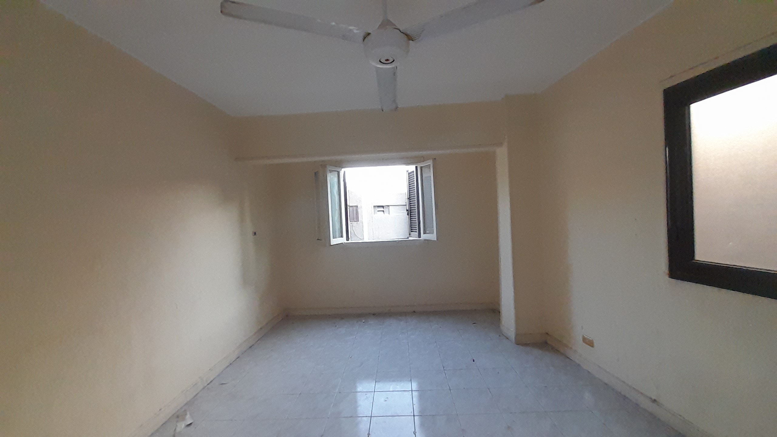 مكتب بدون فرش للإيجار في المهندسين 120م في شارع جامعة الدول الرئيسي ( بدون مصعد ) .