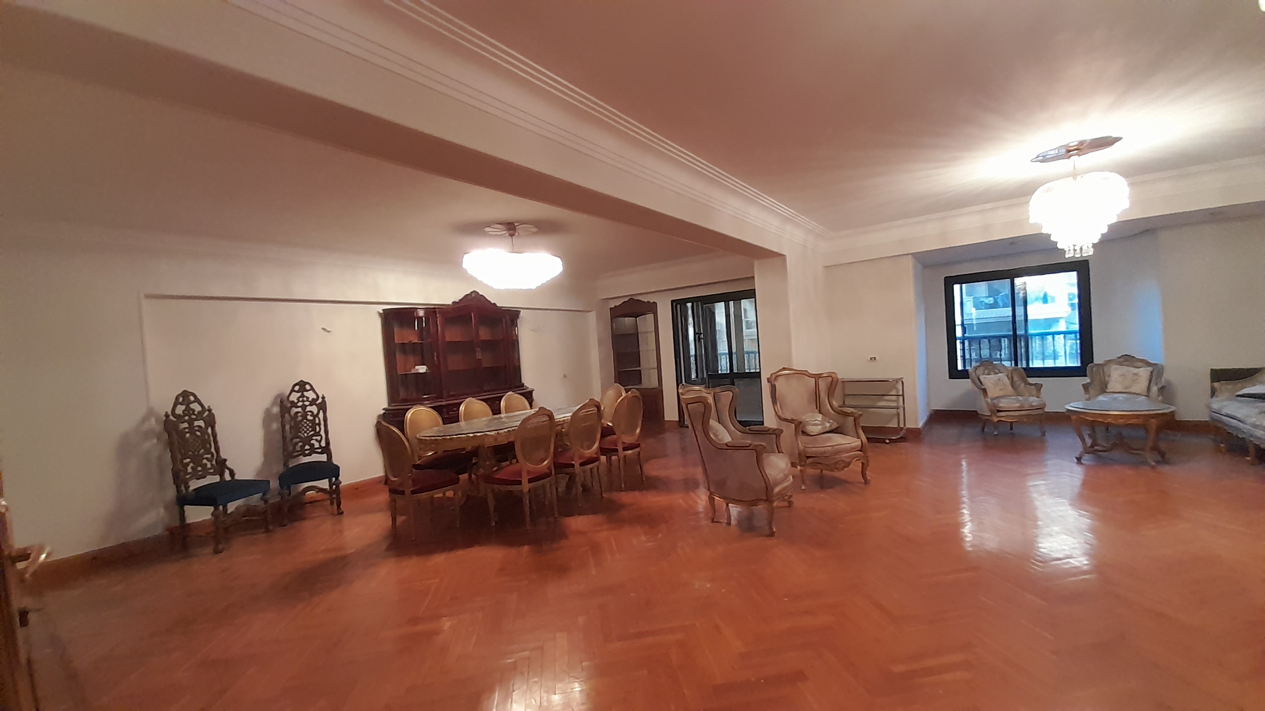 شقة للبيع في المهندسين 330 م فى شارع محي الدين أبو العز الرئيسى مساحة واسعة .