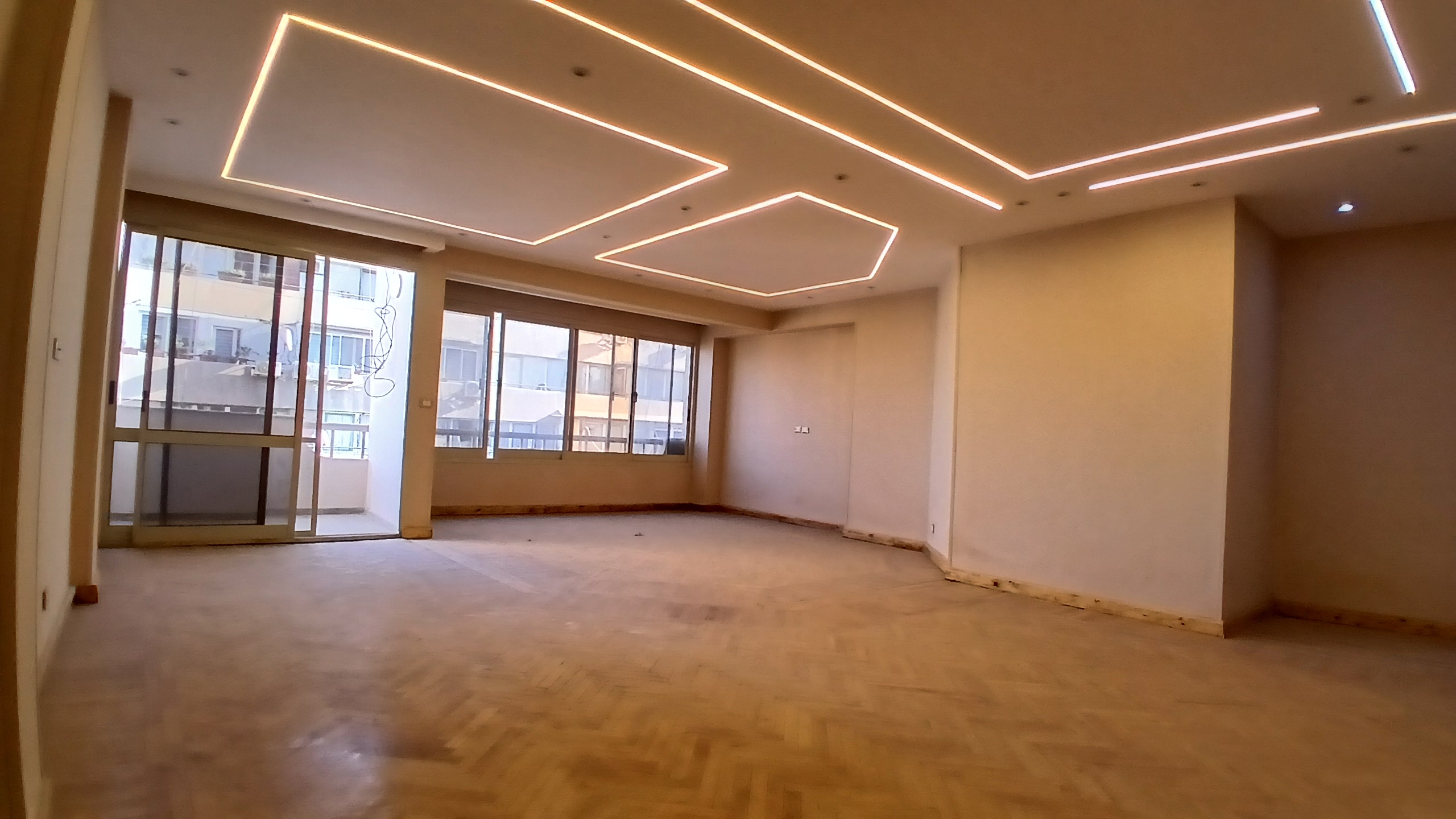شقة للبيع فى المهندسين فى شارع عبد المنعم رياض الرئيسى240م فيو رائع تشطيب حديث .