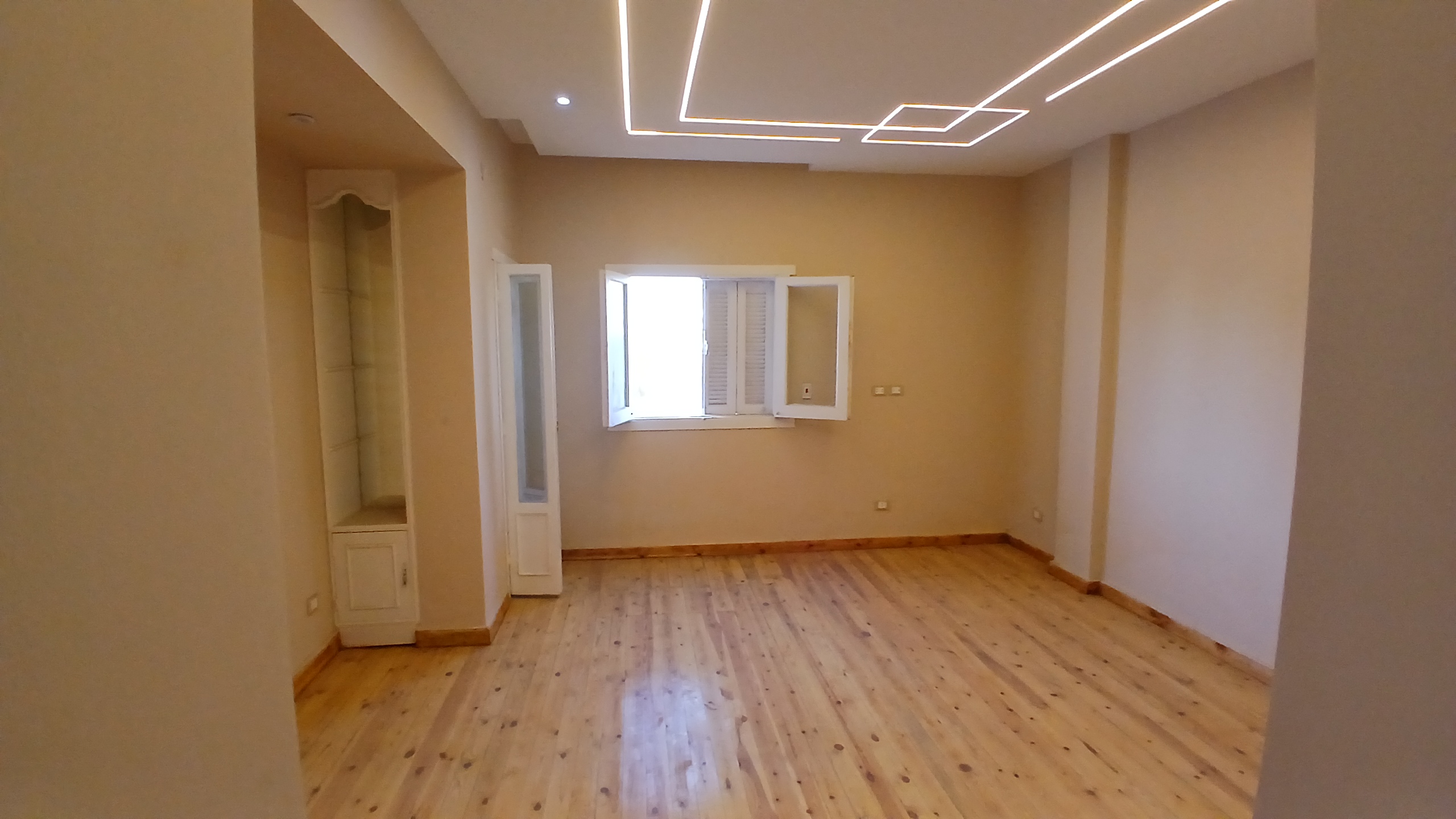 شقة للبيع فى المهندسين فى شارع عبد المنعم رياض الرئيسى240م فيو رائع تشطيب حديث .