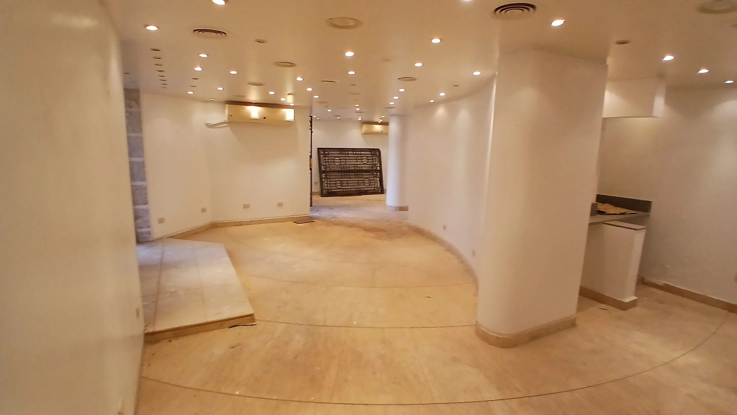 محل للبيع في المهندسين 73,5م قرب المترو و شارع رئيسى .