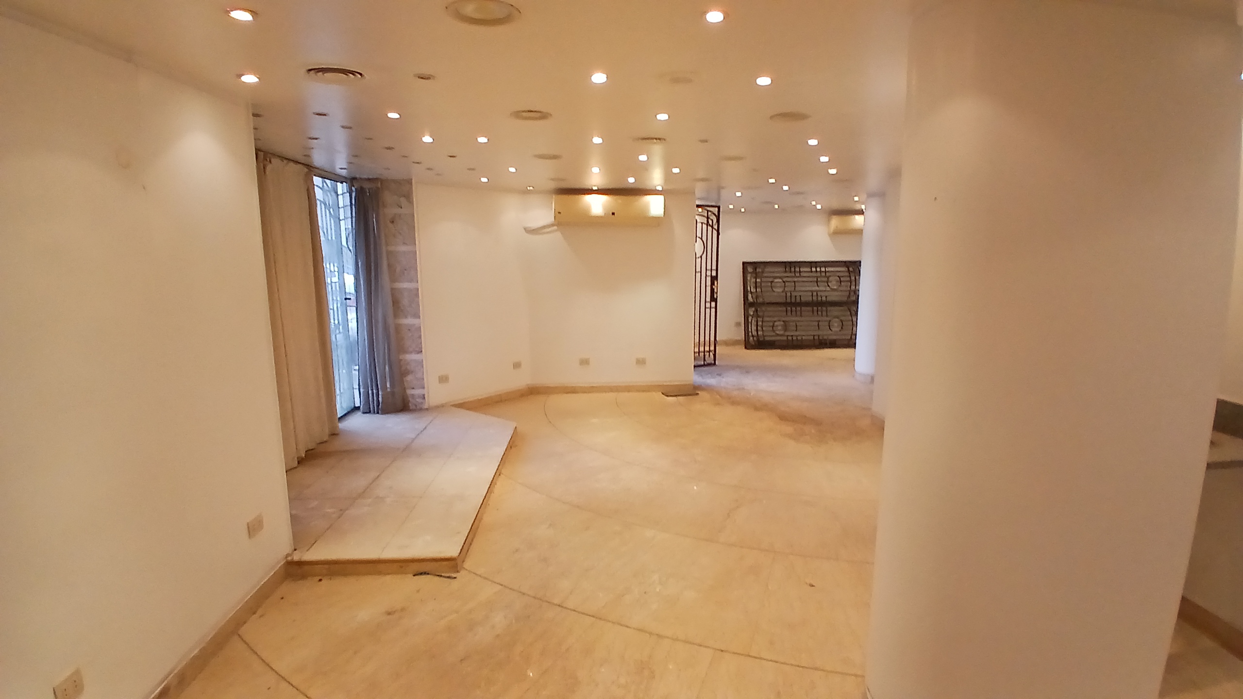 محل للبيع في المهندسين 73,5م قرب المترو و شارع رئيسى .