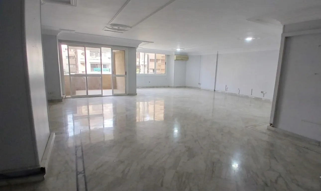 مكتب للايجار فى المهندسين 350م خطوات من شارع جامعة الدول الرئيسى ( مكيف بالكامل ) .