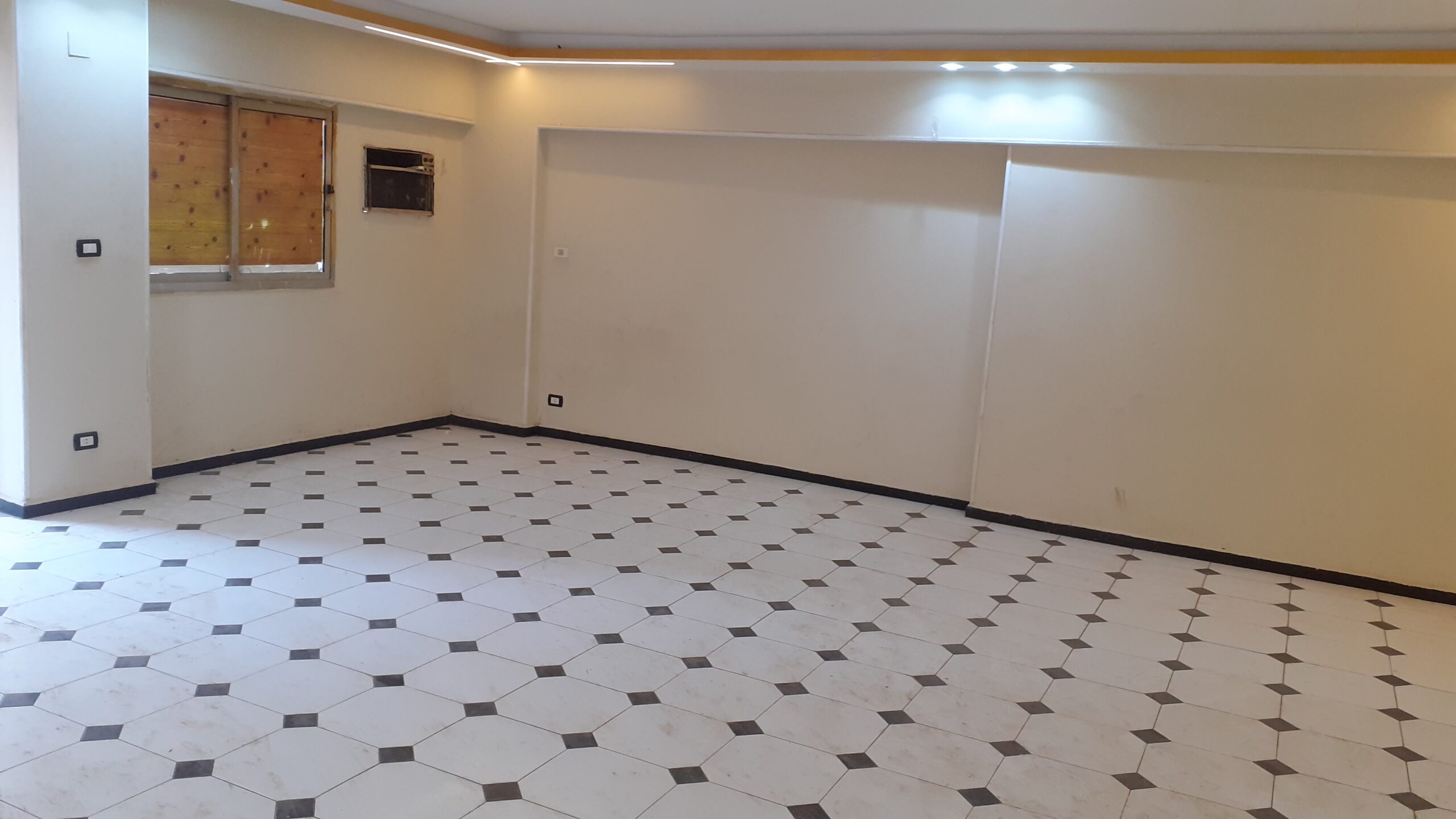 شقة للبيع فى المهندسين 200م تفرع شارع شهاب الرئيسى ( عمارة مدخلها شيك ) .