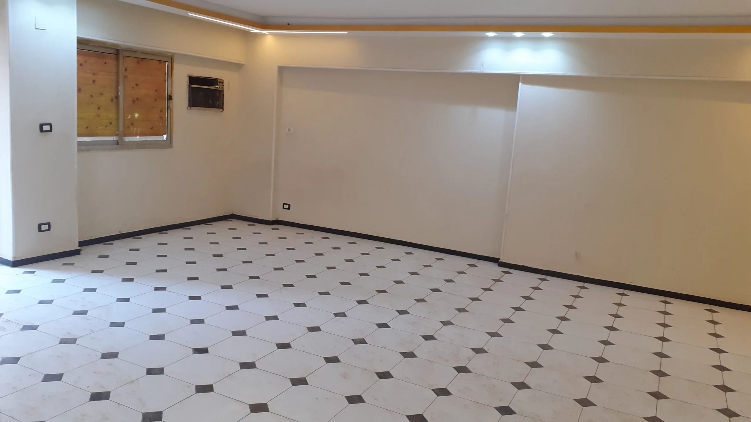 شقة للبيع فى المهندسين 200م تفرع شارع شهاب الرئيسى ( عمارة مدخلها شيك ) .