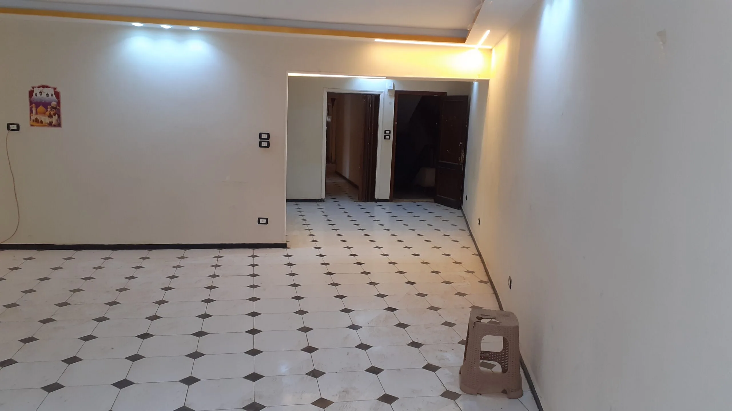 شقة للبيع فى المهندسين 200م تفرع شارع شهاب الرئيسى ( عمارة مدخلها شيك ) .
