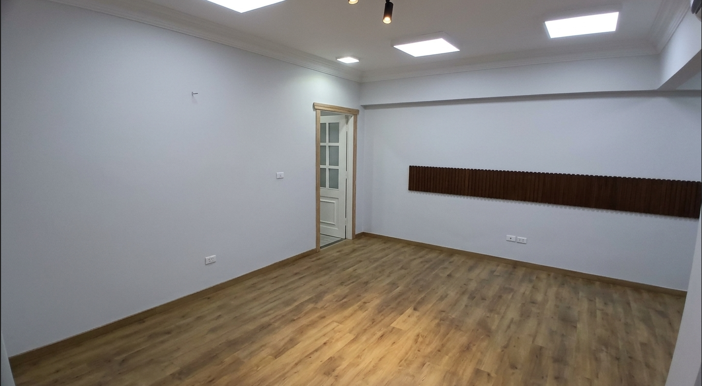 مكتب للإيجار فى المهندسين 250م فى شارع محى الدين أبو العز الرئيسى ( أول سكن ) .